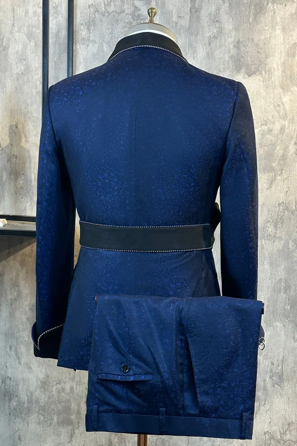 Jacquard azul escuro 2 peças homens ternos de baile com cinto