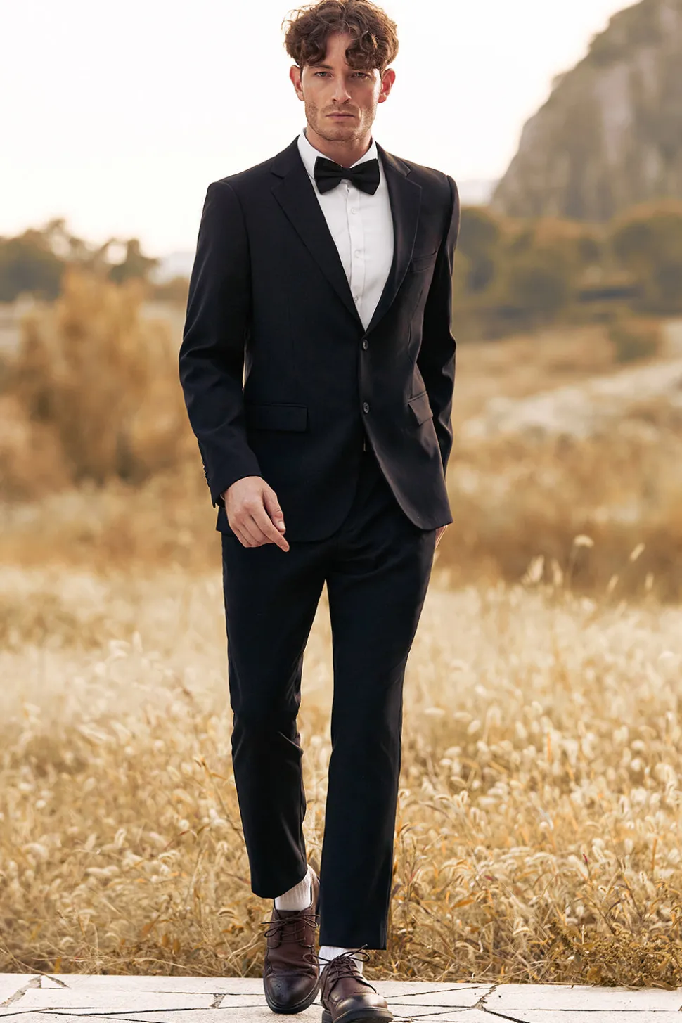 Lapela preta entalada dois botões ternos de casamento masculinos