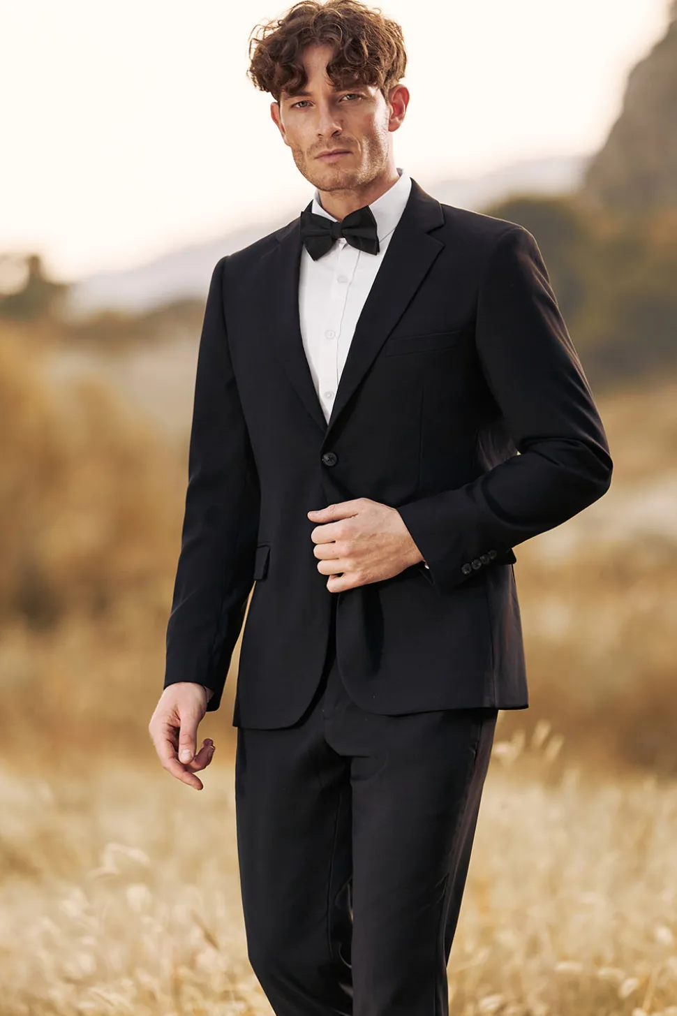 Lapela preta entalada dois botões ternos de casamento masculinos