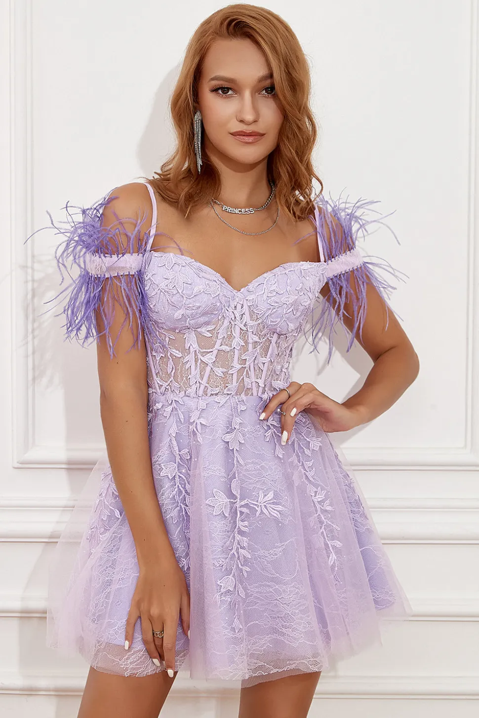 Lavanda fora ombro vestido de Cocktail com penas