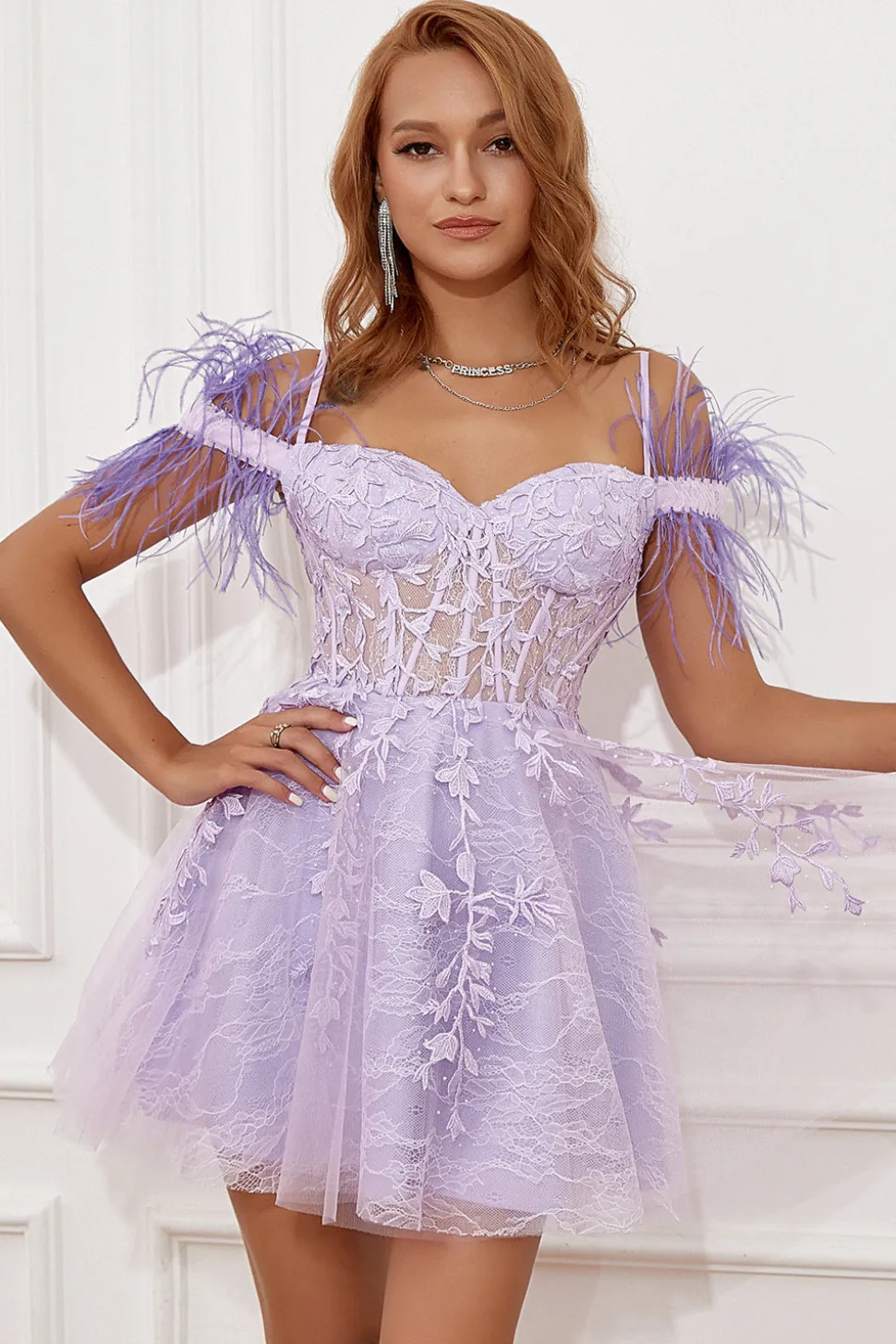Lavanda fora ombro vestido de Cocktail com penas
