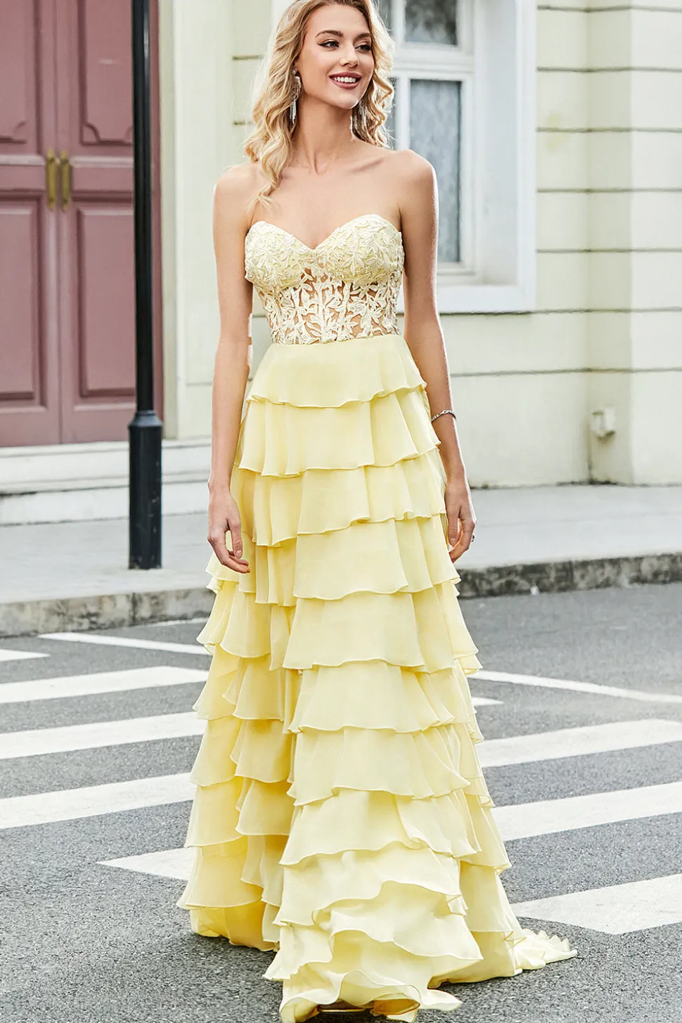 Lindo A Line Sweetheart Yellow Corset Prom Dress com Appliques Ruffles
