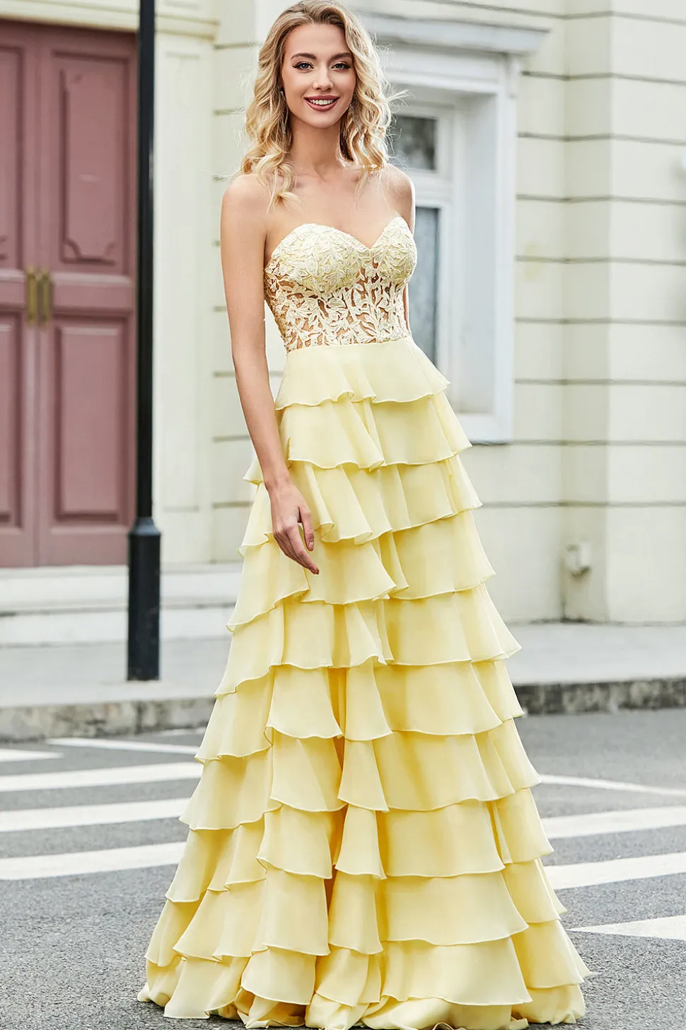 Lindo A Line Sweetheart Yellow Corset Prom Dress com Appliques Ruffles