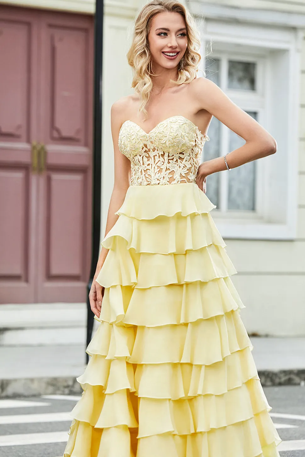 Lindo A Line Sweetheart Yellow Corset Prom Dress com Appliques Ruffles
