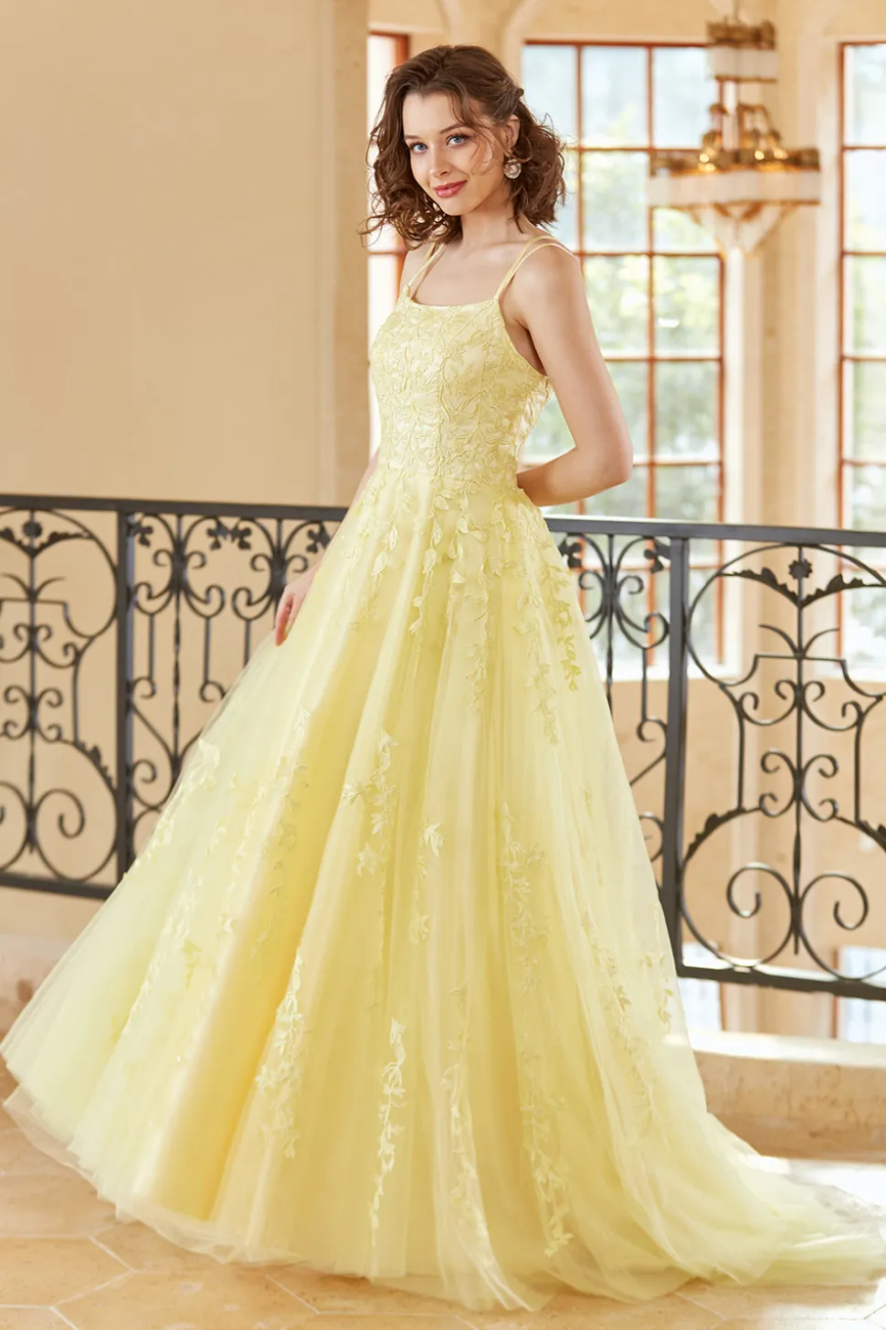 Lindo um espaguete de linha tiras amarelo longo vestido de baile com apliques