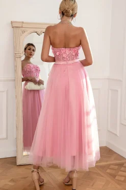 Lindo um vestido de baile rosa sem alças de linha com apliques