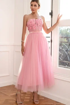 Lindo um vestido de baile rosa sem alças de linha com apliques