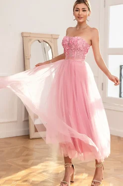 Lindo um vestido de baile rosa sem alças de linha com apliques
