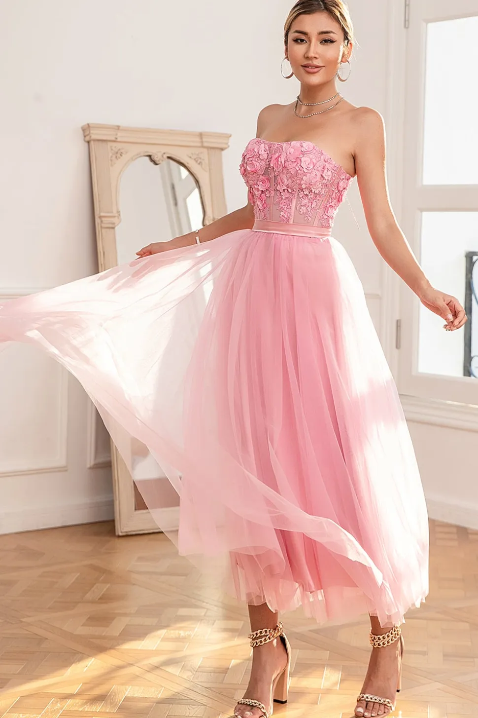 Lindo um vestido de baile rosa sem alças de linha com apliques