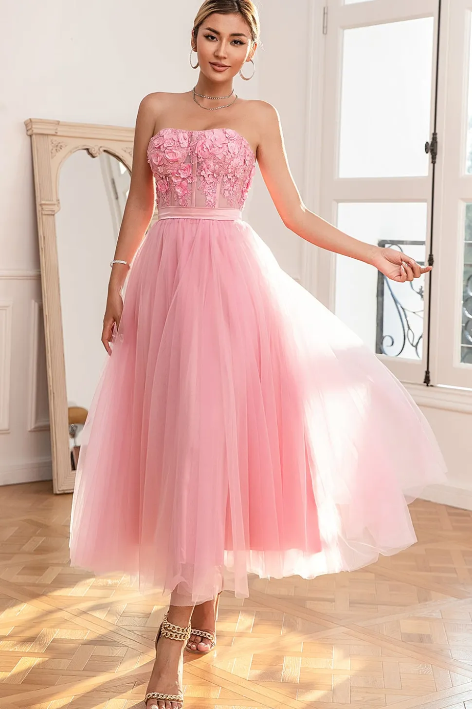 Lindo um vestido de baile rosa sem alças de linha com apliques