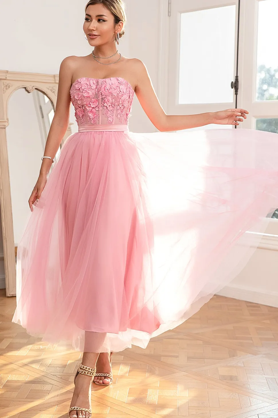 Lindo um vestido de baile rosa sem alças de linha com apliques