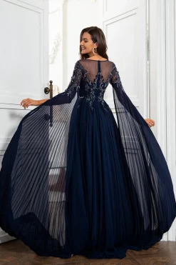 Lindo um vestido de mãe cinza escuro da linha com apliques