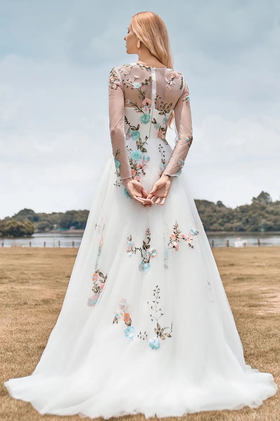 Lindo uma linha de tule mangas longas longo vestido de noiva de marfim com bordado