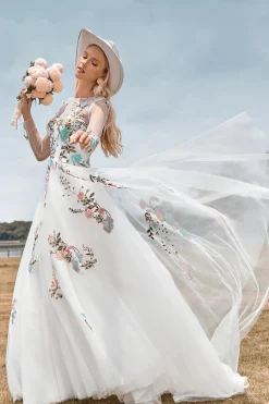 Lindo uma linha de tule mangas longas longo vestido de noiva de marfim com bordado