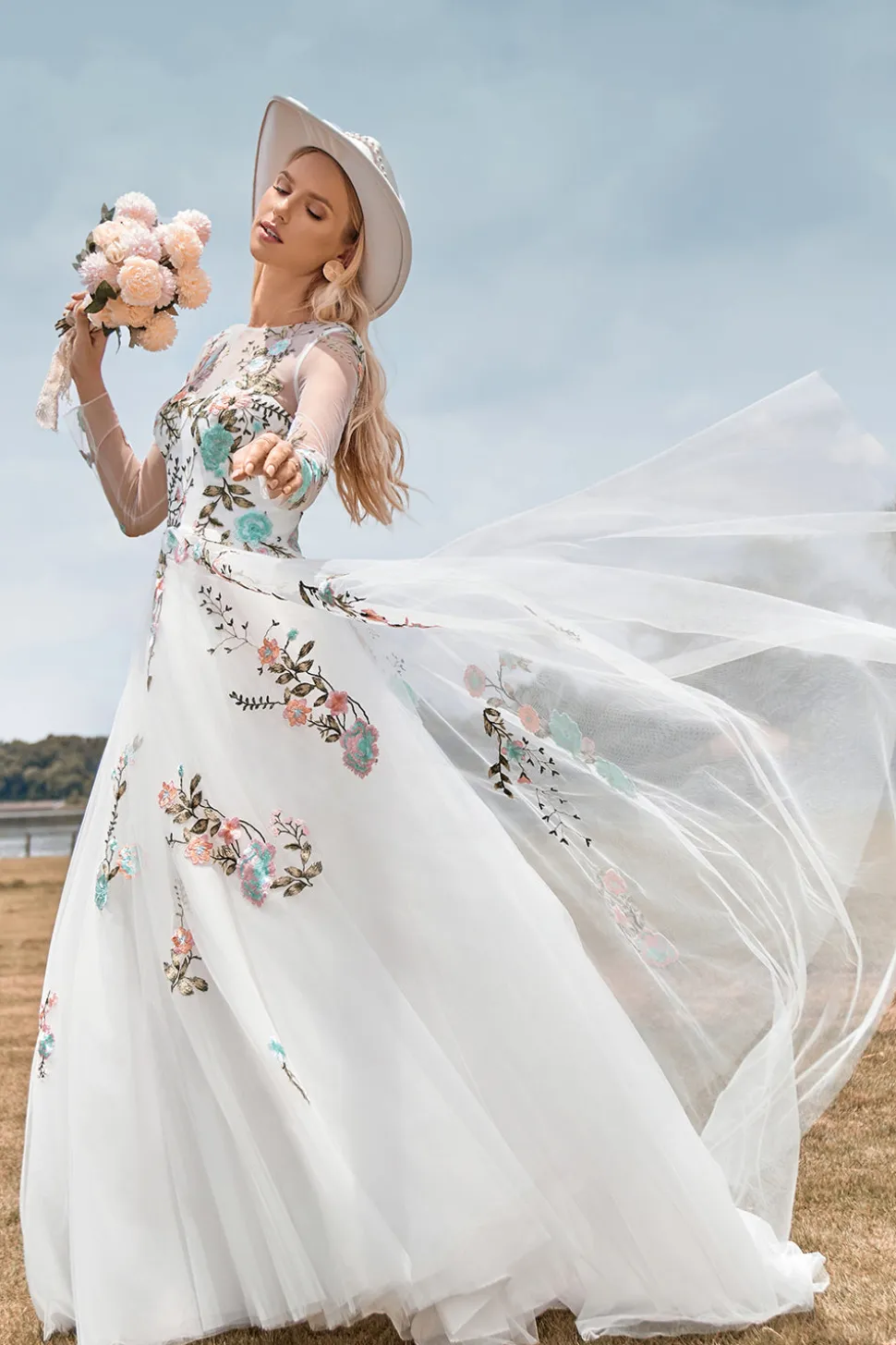 Lindo uma linha de tule mangas longas longo vestido de noiva de marfim com bordado