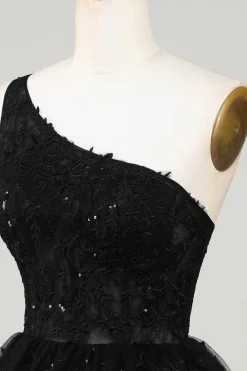 Lindo vestido preto de um ombro Homecoming com apliques