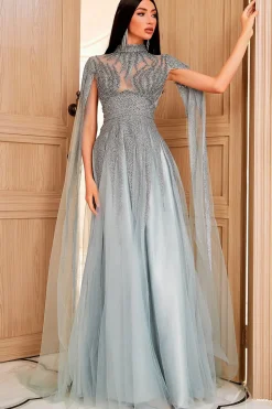 Luxuoso um vestido de festa de pescoço alto de linha com missangas