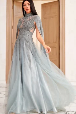 Luxuoso um vestido de festa de pescoço alto de linha com missangas