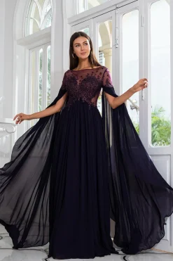 Luxuoso um vestido de mãe comprida bateau de linha com mangas compridas