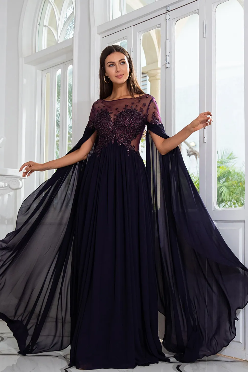 Luxuoso um vestido de mãe comprida bateau de linha com mangas compridas