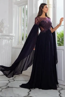Luxuoso um vestido de mãe comprida bateau de linha com mangas compridas