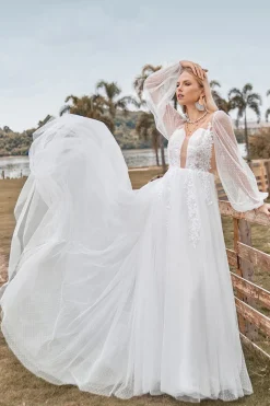 Mangas compridas Open Back Ivory Um vestido de noiva de linha com apliques