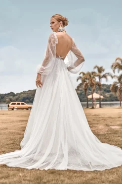 Mangas compridas Open Back Ivory Um vestido de noiva de linha com apliques