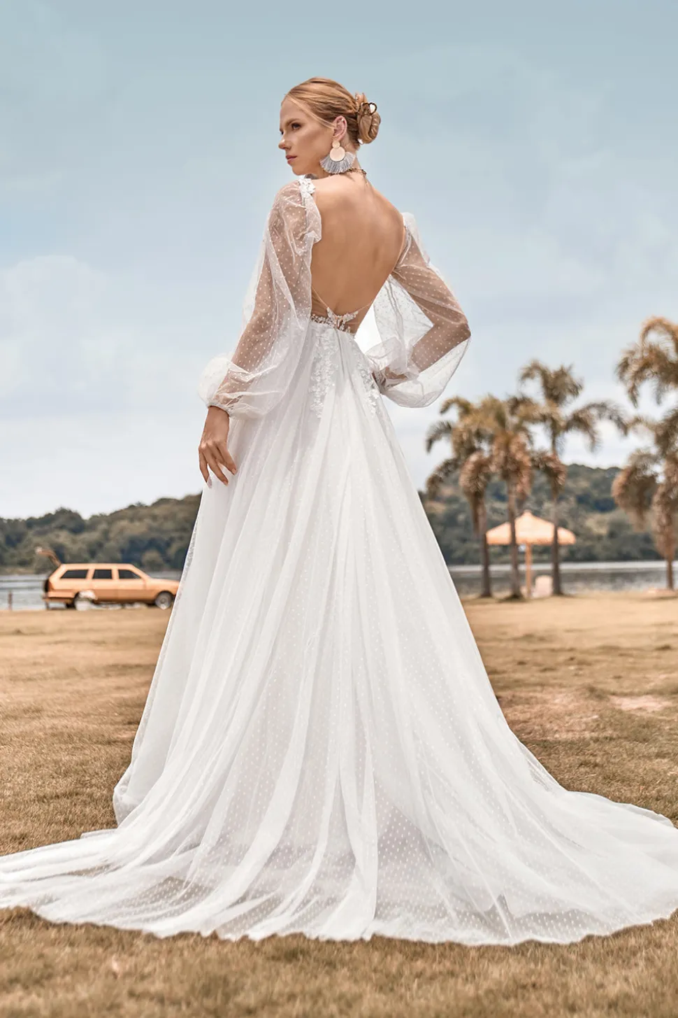 Mangas compridas Open Back Ivory Um vestido de noiva de linha com apliques