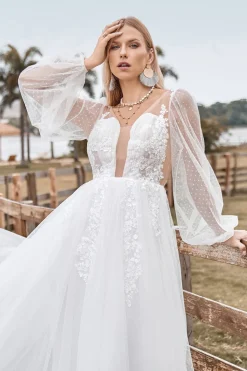 Mangas compridas Open Back Ivory Um vestido de noiva de linha com apliques