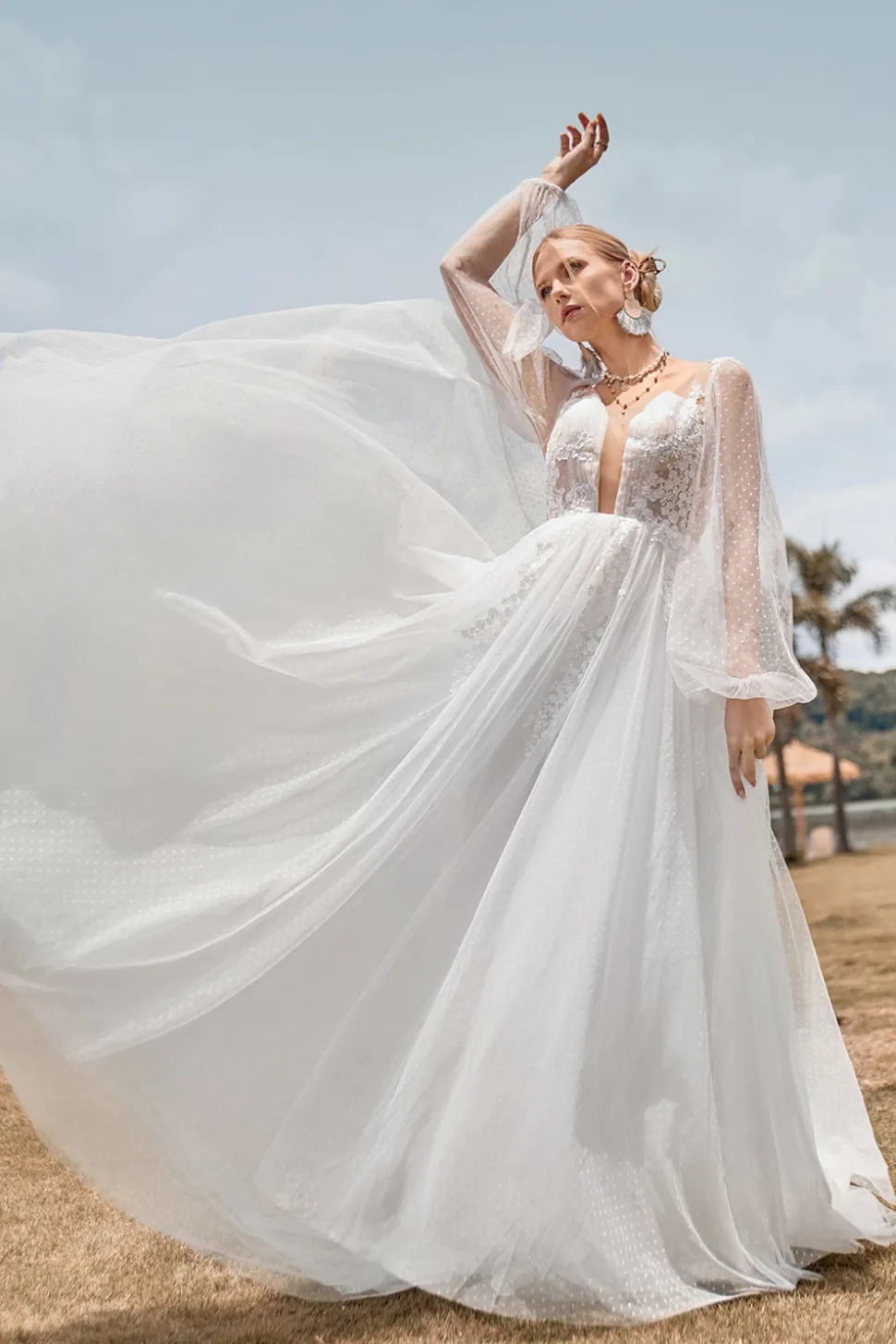 Mangas compridas Open Back Ivory Um vestido de noiva de linha com apliques
