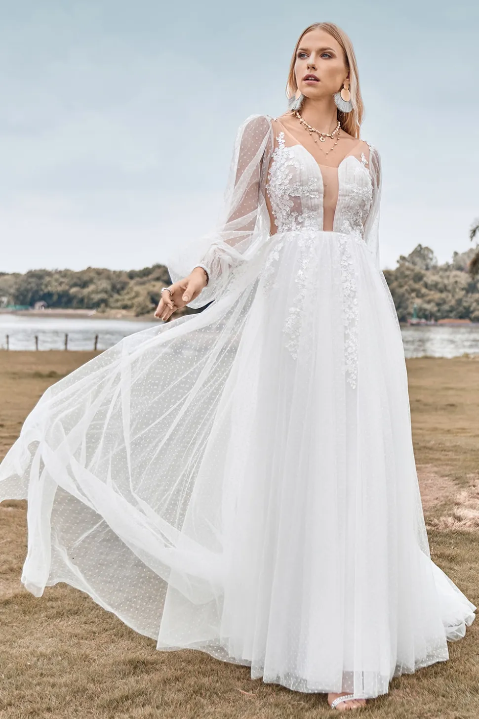 Mangas compridas Open Back Ivory Um vestido de noiva de linha com apliques