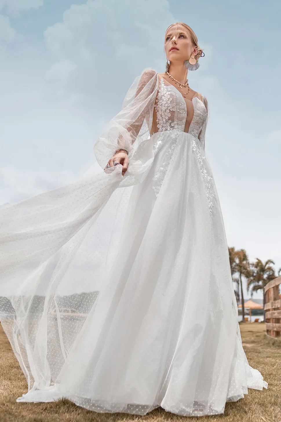 Mangas compridas Open Back Ivory Um vestido de noiva de linha com apliques
