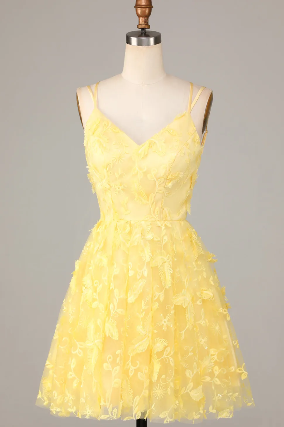 Mantenha brilhante uma linha de alças espaguete amarelo curto homecoming vestido com apliques