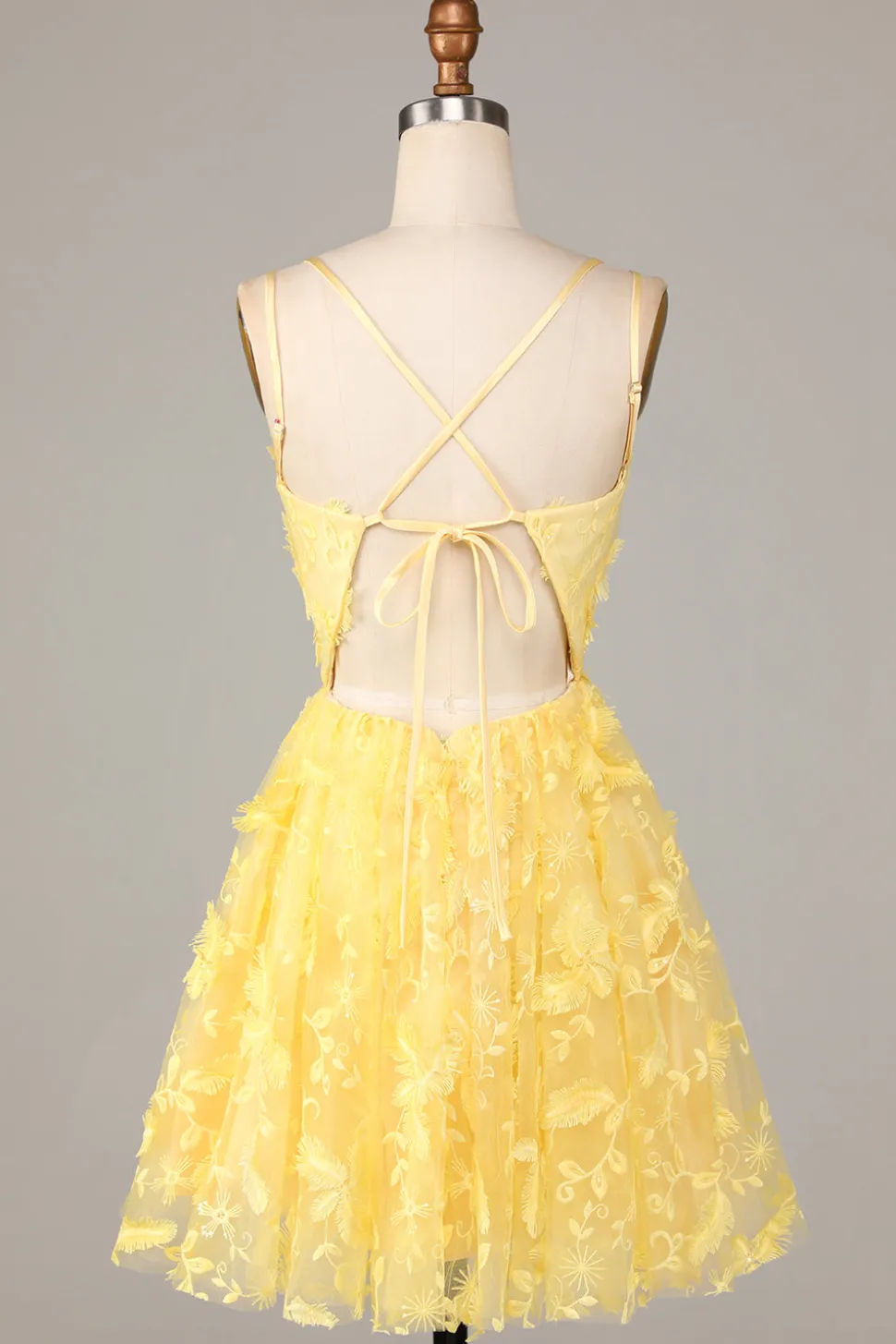 Mantenha brilhante uma linha de alças espaguete amarelo curto homecoming vestido com apliques