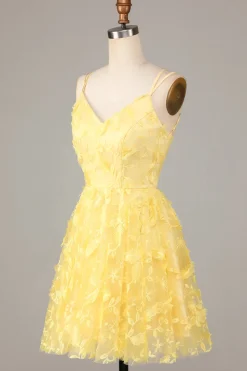 Mantenha brilhante uma linha de alças espaguete amarelo curto homecoming vestido com apliques