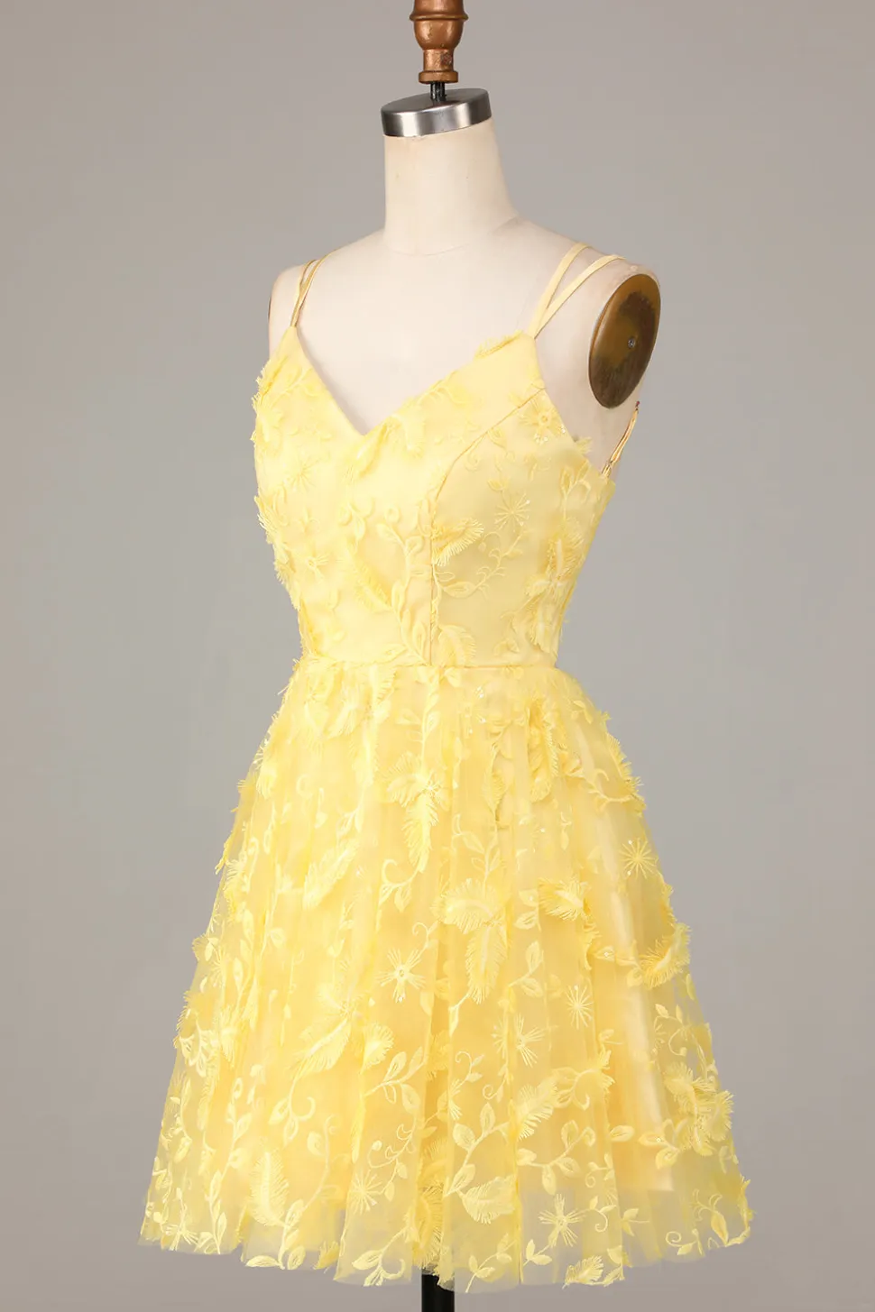 Mantenha brilhante uma linha de alças espaguete amarelo curto homecoming vestido com apliques