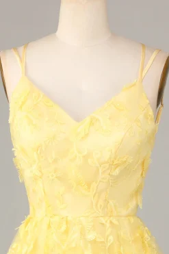 Mantenha brilhante uma linha de alças espaguete amarelo curto homecoming vestido com apliques