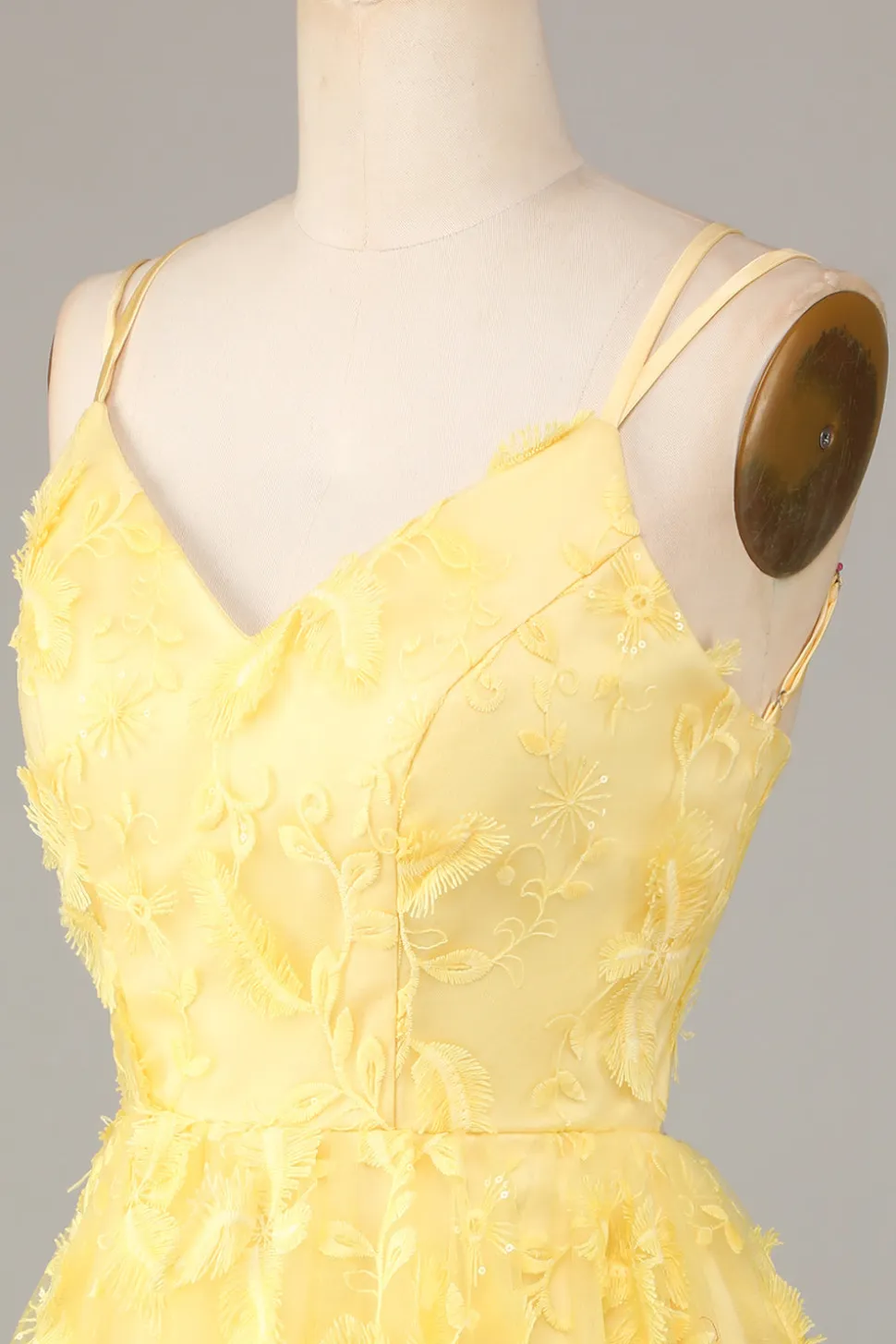Mantenha brilhante uma linha de alças espaguete amarelo curto homecoming vestido com apliques