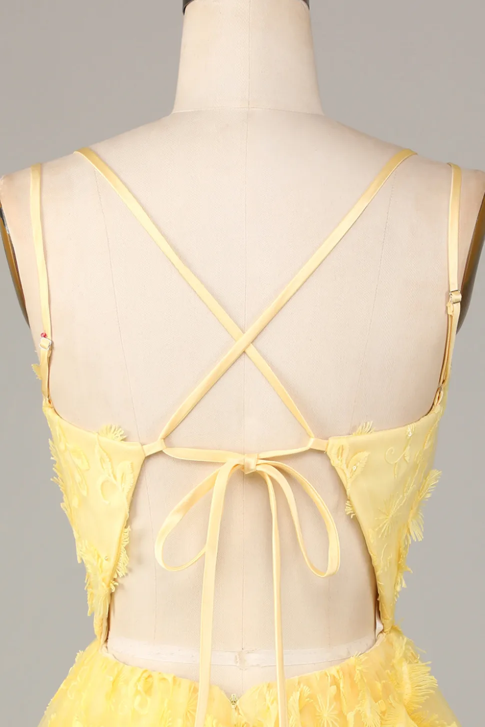 Mantenha brilhante uma linha de alças espaguete amarelo curto homecoming vestido com apliques