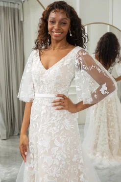 Marfim Batwing mangas renda varredura trem vestido de noiva