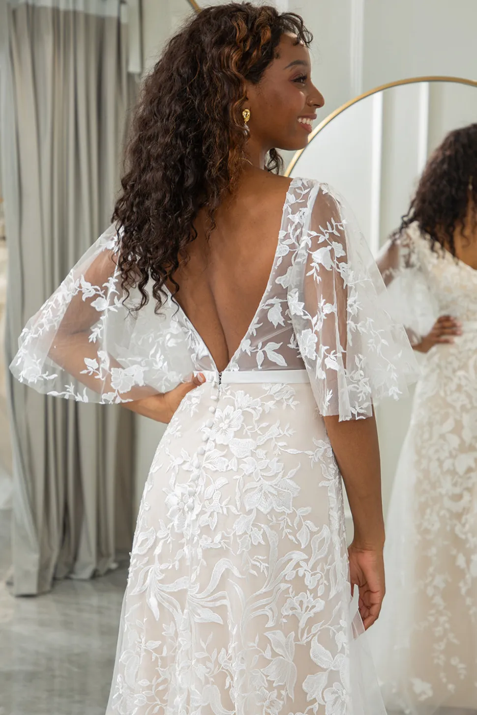 Marfim Batwing mangas renda varredura trem vestido de noiva