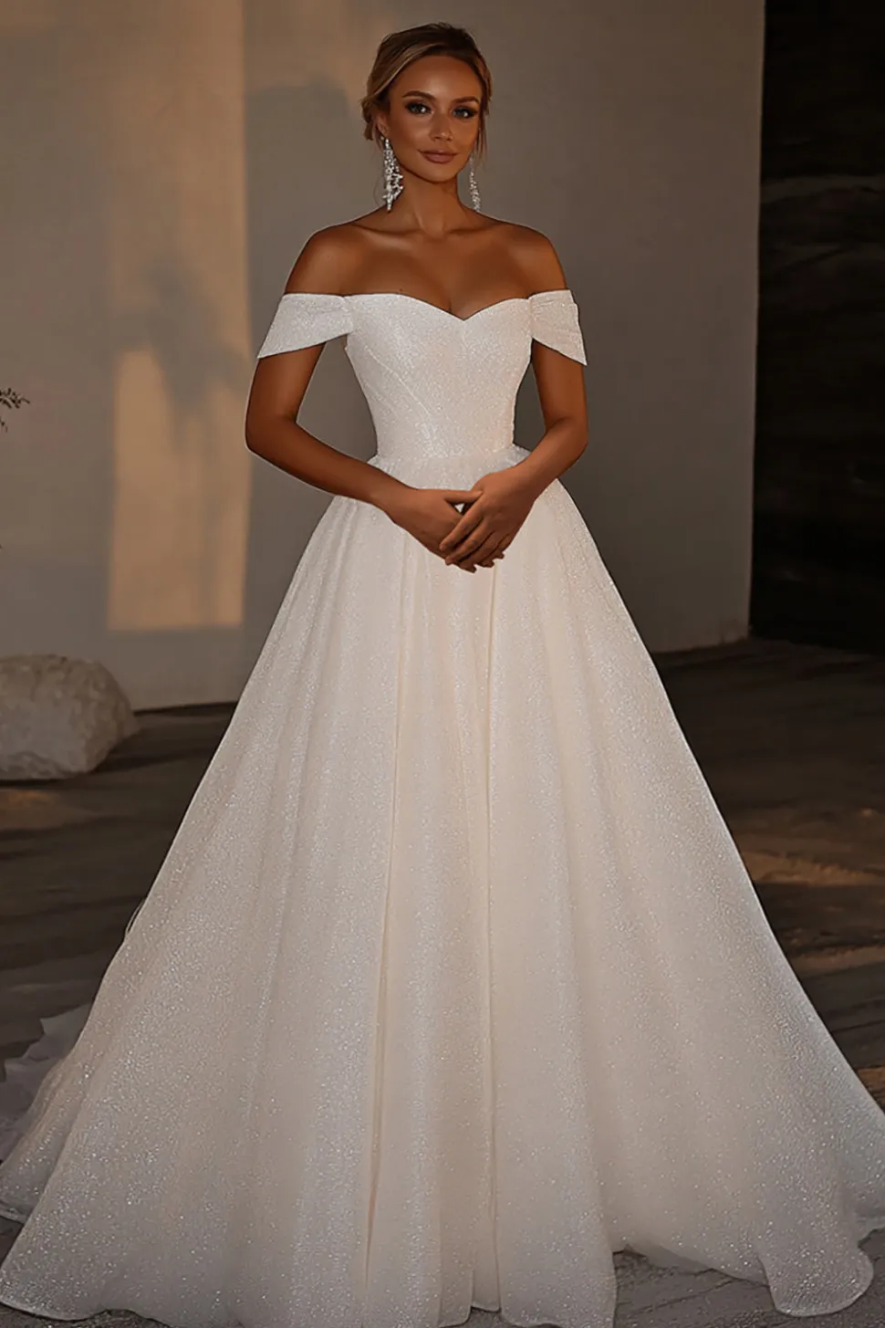 Marfim brilhante Uma linha de tule fora do ombro plissado vestido de noiva