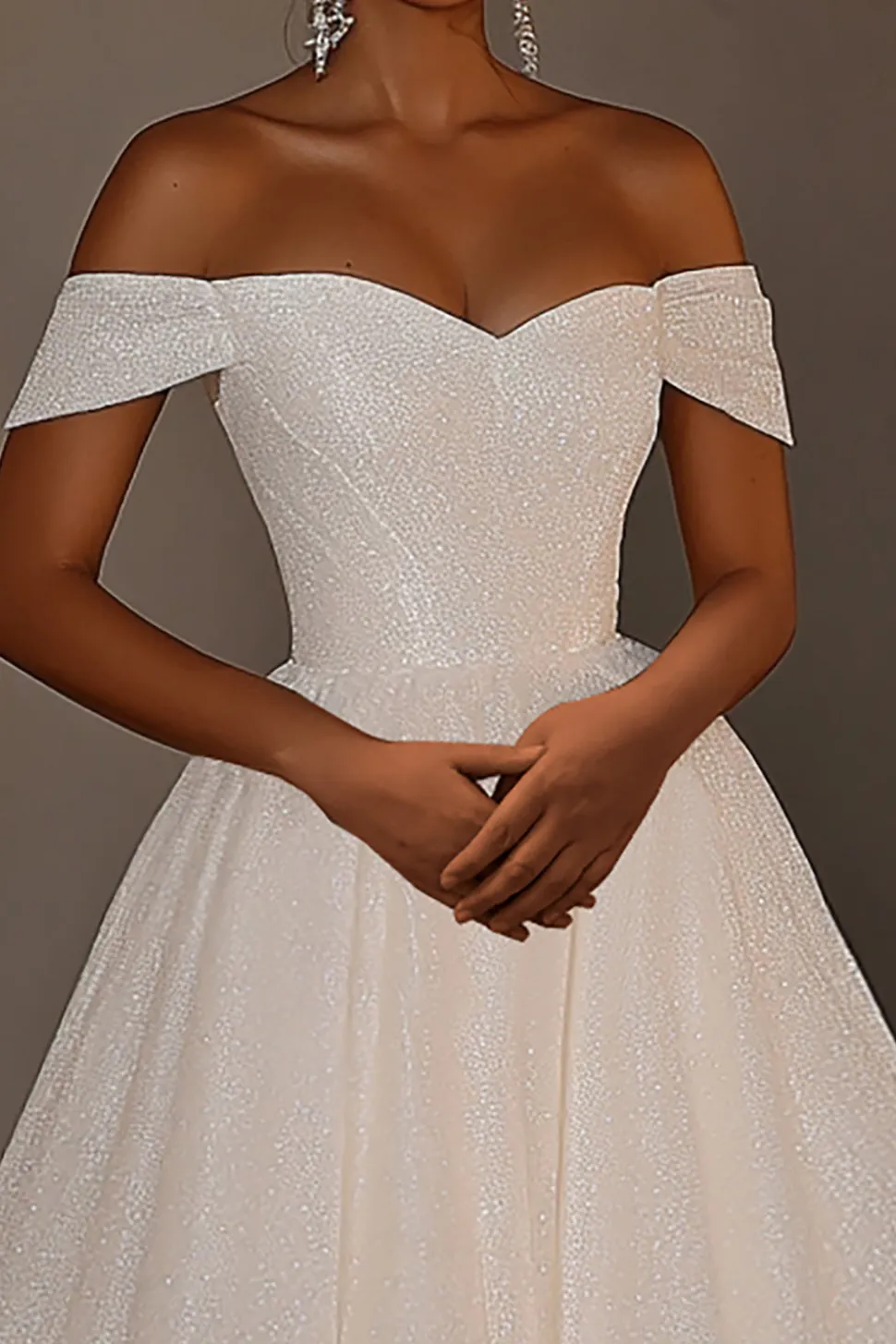 Marfim brilhante Uma linha de tule fora do ombro plissado vestido de noiva