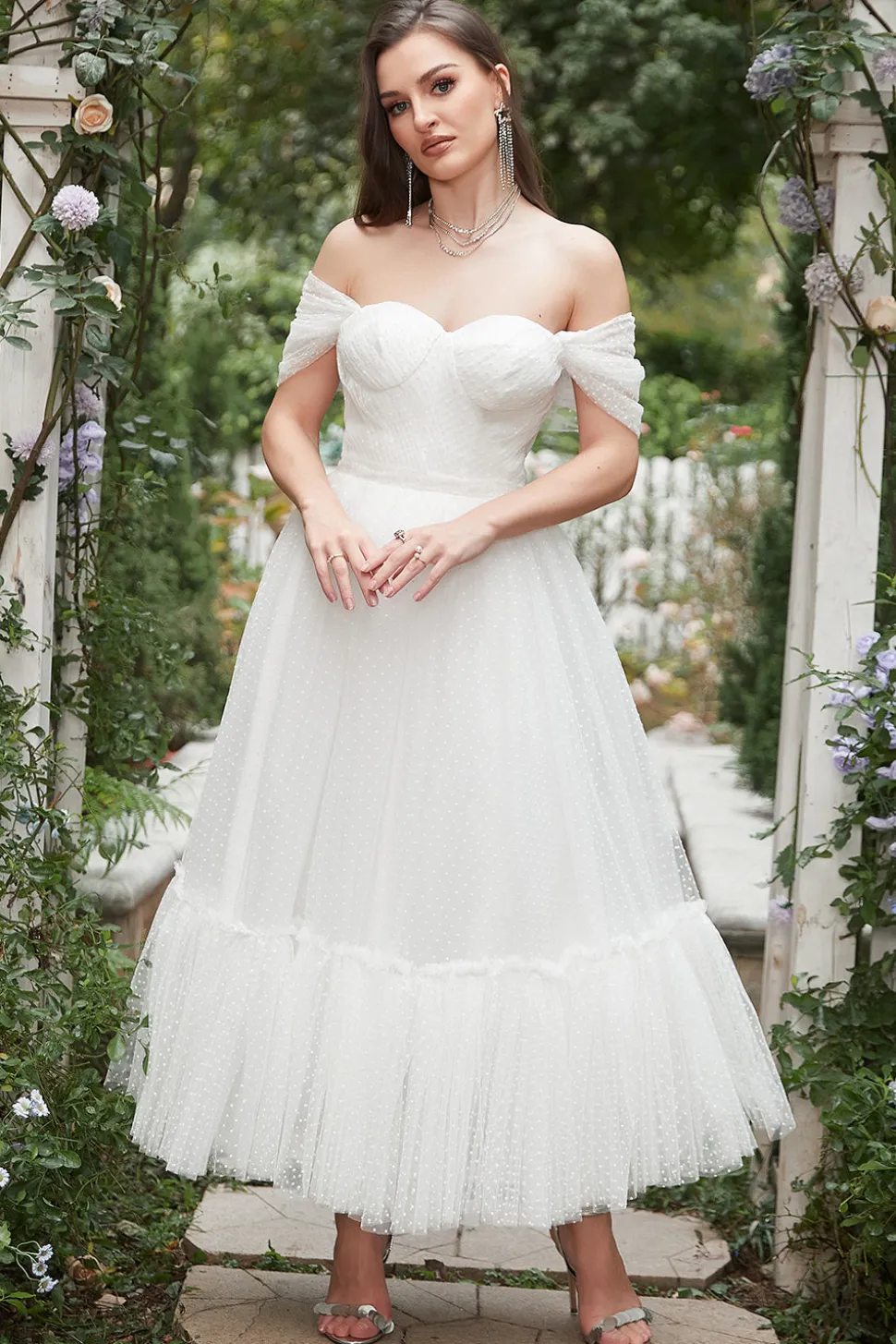 Marfim fora do ombros vestido de baile