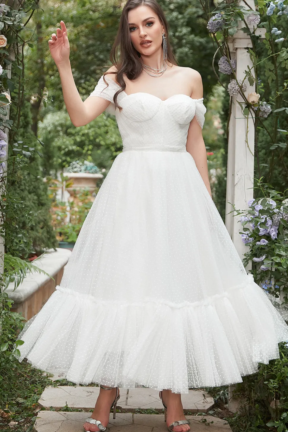 Marfim fora do ombros vestido de baile