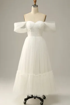 Marfim fora do ombros vestido de baile