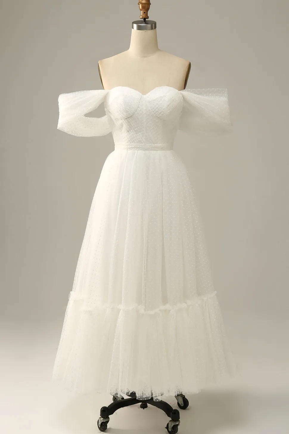 Marfim fora do ombros vestido de baile