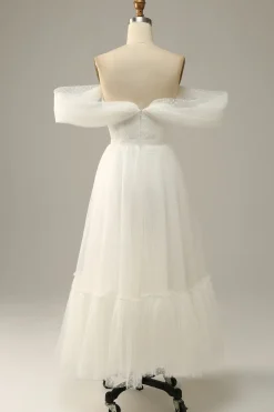 Marfim fora do ombros vestido de baile