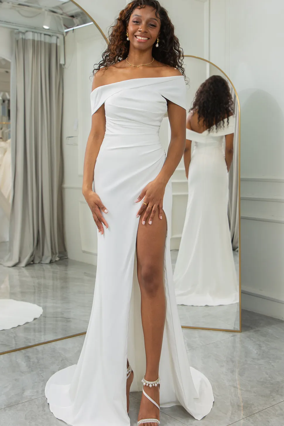 Marfim simples um ombro drapeado vestido de noiva com fenda