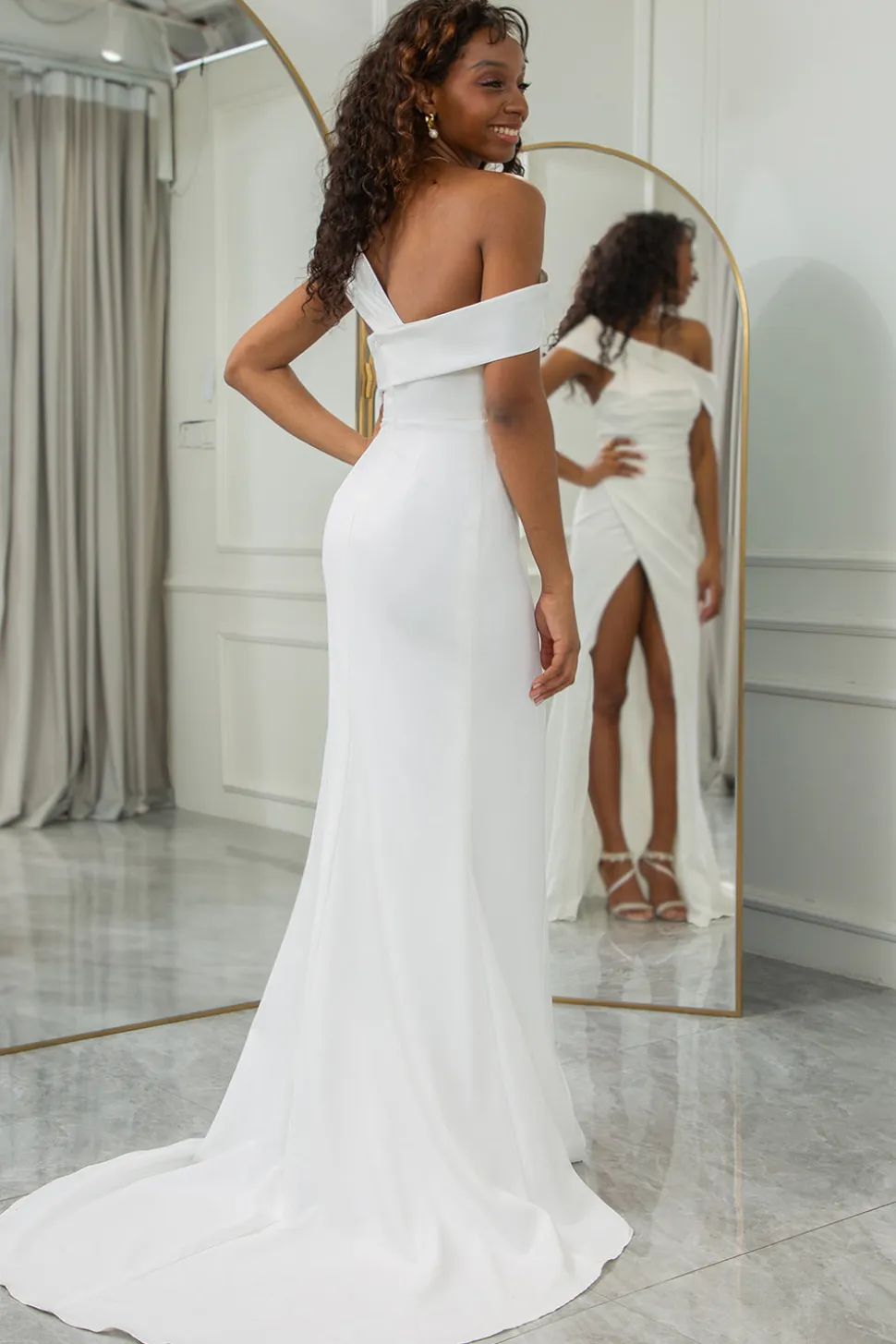 Marfim simples um ombro drapeado vestido de noiva com fenda